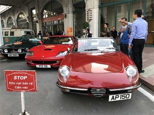 "Soi" chi tiết những chiếc xe cổ từ Hồng Kông tới Hà Nội