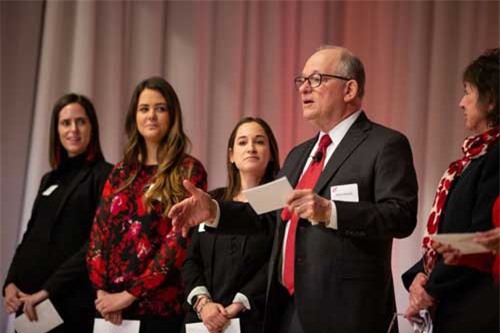 Nhân viên làm việc quá vất vả, ông chủ tặng ngay 465 tỷ đồng