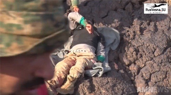 Clip: Quân đội Syria tóm sống 1 tên IS, tịch thu kho vũ khí lớn ở Al-Safa