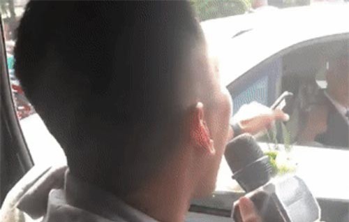 Clip: ‘Tình cũ’ đuổi theo xe hoa hát ‘Vợ người ta’ khiến cô dâu, chú rể bối rối