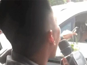 Clip: ‘Tình cũ’ đuổi theo xe hoa hát ‘Vợ người ta’ khiến cô dâu, chú rể bối rối