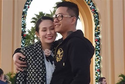 Vợ Tuấn Hưng bỏ hết công việc đi lưu diễn cùng chồng