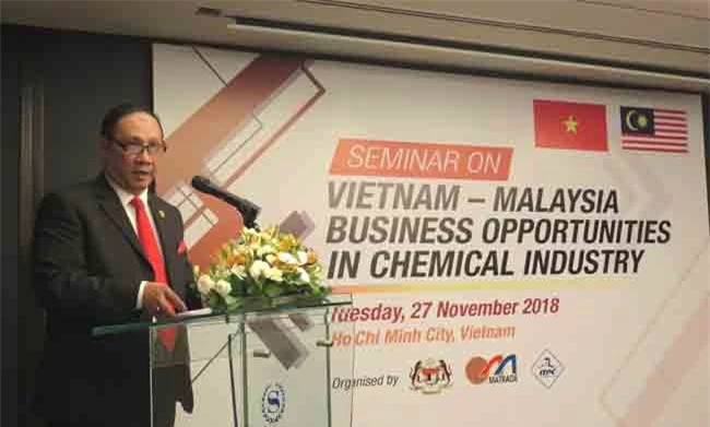 Ông Wan Azhamuddin Jusoh, Phó Giám đốc Ngành Hóa chất và Dầu khí Matrade, Trưởng đoàn Doanh nghiệp Malaysia, phát biểu tại hội thảo (ảnh LK)