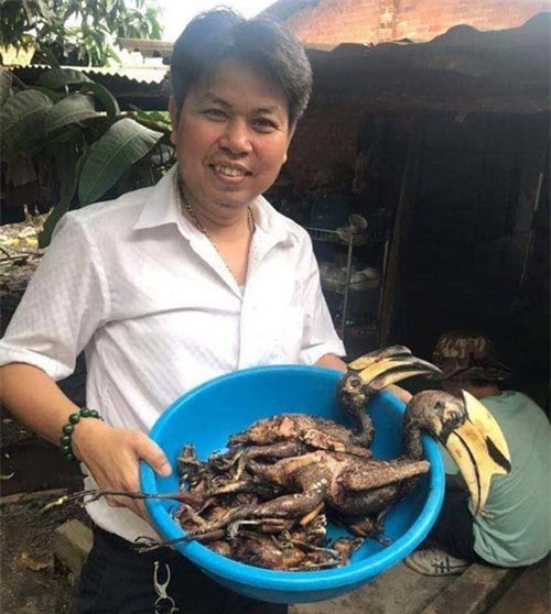 Thực hư hình ảnh giám đốc giơ chim quý trụi lông mời nhậu