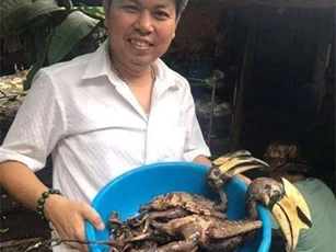 Thực hư hình ảnh giám đốc giơ chim quý trụi lông mời nhậu