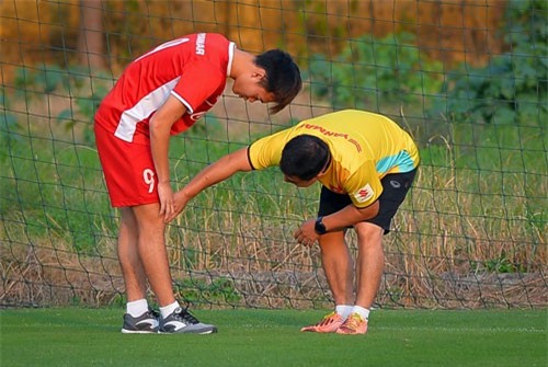 Clip: Dù đang chấn thương nhưng Văn Toàn vẫn làm điều gây ‘sốc’ này cùng ĐT Việt Nam