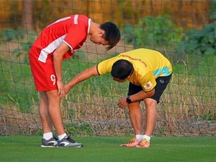 Clip: Dù đang chấn thương nhưng Văn Toàn vẫn làm điều gây ‘sốc’ này cùng ĐT Việt Nam