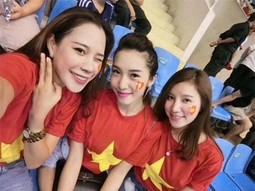 Dàn CĐV nữ Việt Nam được đánh giá cao về nhan sắc.