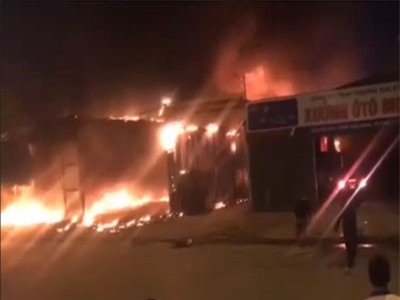 Clip: Cháy gara ôtô ở Hà Nội, nhiều người bất chấp nguy hiểm lao vào cứu xe