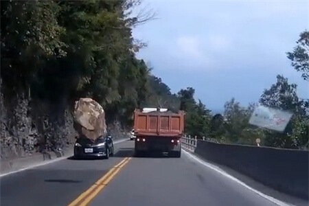 Clip: Giây phút 'đứng tim' chứng kiến cảnh đá tảng rơi ngay trước đầu ô tô