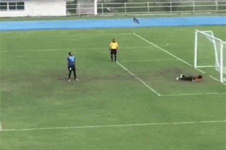 Clip: Thủ môn ‘nếm trái đắng’ vì ăn mừng quá sớm