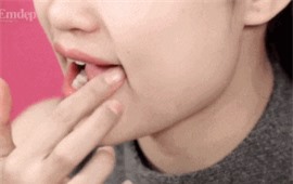 Clip: 'Bỏ túi' 3 bước massage cho đôi môi hồng hào căng mọng