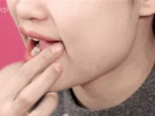 Clip: 'Bỏ túi' 3 bước massage cho đôi môi hồng hào căng mọng
