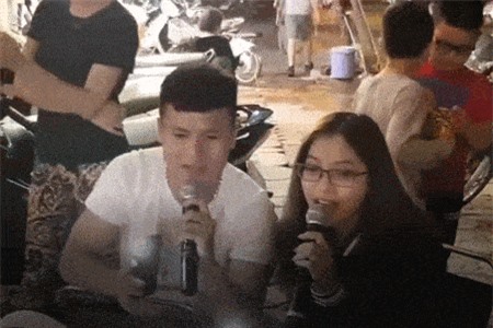 Clip: Bất ngờ với giọng hát của Quang Hải khi song ca cùng bạn gái