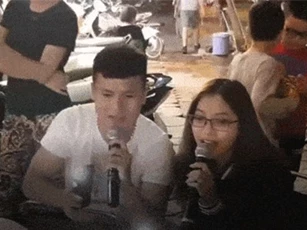 Clip: Bất ngờ với giọng hát của Quang Hải khi song ca cùng bạn gái