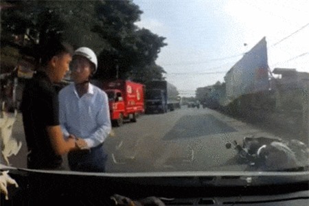 Clip: Nể phục với hành động lịch sự của hai tài sau xế khi va chạm giao thông