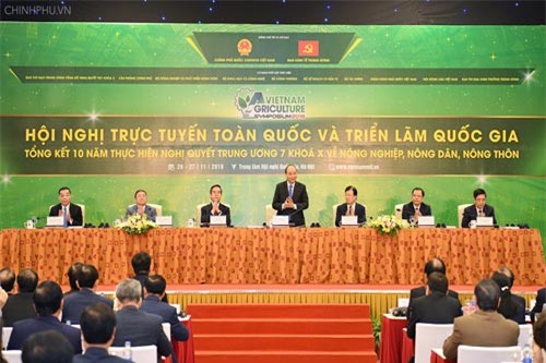 Thủ tướng Nguyễn Xuân Phúc đã chủ trì Hội nghị trực tuyến toàn quốc tổng kết 10 năm thực hiện Nghị quyết "tam nông". Ảnh: VGP/Quang Hiếu
