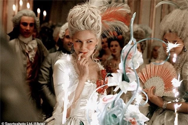  Cuộc đời Hoàng hậu Marie Antoinette đã từng được khắc họa trong bộ phim tiểu sử “Marie Antoinette” (2006). 