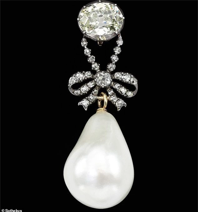  Trong những món nữ trang từng thuộc về Hoàng hậu Marie Antoinette, viên ngọc trai tự nhiên có chiều dài 25mm này có giá trị lớn nhất, nó nằm trong một mặt dây chuyền có gắn kim cương với thiết kế hình dải nơ. Riêng mặt dây chuyền này đã có giá lên tới 36,5 triệu USD. 