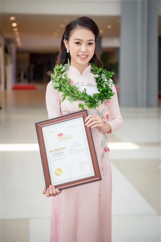 Và với những thành tích học tập, nghiên cứu khoa học xuất sắc của mình trong suốt hai năm qua kể từ sau cuộc thi Hoa hậu Việt Nam 2016, Ngọc Vân đã vinh dự được nhận giải thưởng KOVA hạng mục triển vọng gồm những sinh viên học tập xuất sắc và có thành tích cao trong nghiên cứu khoa học (cả nước có 12 sinh viên đủ điều kiện được trao giải hạng mục này).