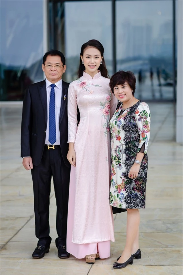 Bố mẹ tới chúc mừng Phùng Bảo Ngọc Vân.