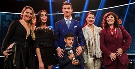 Georgina Rodriguez được lòng cả gia đình C.Ronaldo