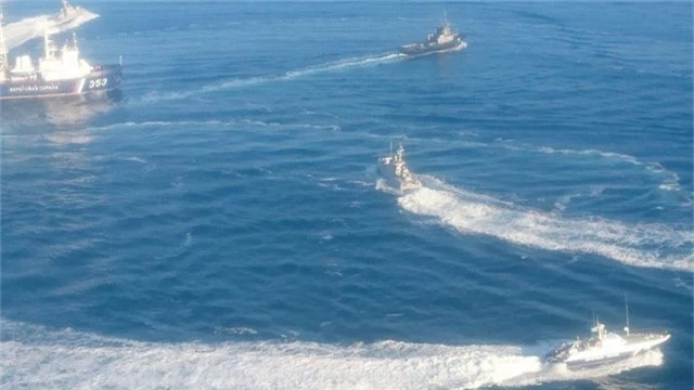  Tàu tuần tra Nga đã rượt đuổi và bắt giữ 3 tàu hải quân Ukraine ở gần eo biển Kerch. (Ảnh: FSB) 