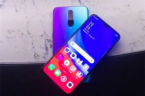 Oppo R17 Pro sử dụng khung viền kim loại, 2 bề mặt được làm từ chất liệu kính cường lực Corning Gorilla Glass 6. R17 Pro sở hữu số đo 157,6x74,6x7,9 mm, cân nặng 183 g. 