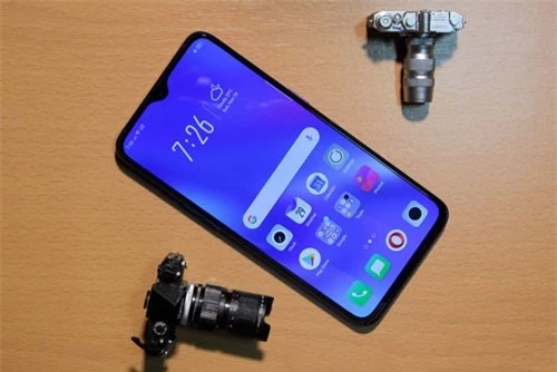 R17 Pro được trang bị màn hình AMOLED kích thước 6,4 inch, độ phân giải Full HD Plus (2.340x1.080 pixel), mật độ điểm ảnh 402 ppi. Màn hình này được thiết kế dạng giọt nước, chiếm 91,5% diện tích mặt trước. 