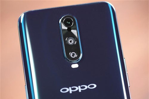 Oppo R17 Pro có 3 máy ảnh ở mặt lưng. Trong đó, cảm biến chính với độ phân giải 20 MP, có khả năng điều chỉnh khẩu độ từ f/1.5-f/2.4 tương tự như Samsung Galaxy Note 9. Đồng thời, nó còn tích hợp tính năng chống rung quang học (OIS). Cảm biến thứ 2 có độ phân giải 12 MP với chức năng zoom quang học và xóa phông. Cảm biến thứ 3 có tên TOF (Time of Flight) giúp người dùng có thể chụp ảnh 3D, tương tác AR. 