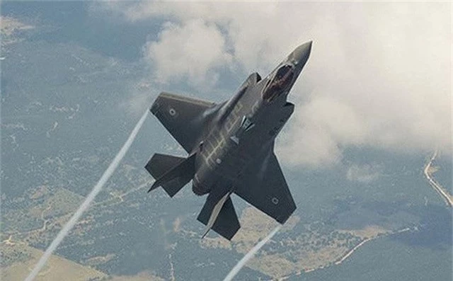  Ngoài ra điểm đặc biệt của F-35I Adir đó là nó đã được nhà sản xuất Lockheed Martin cung cấp mã nguồn nhằm giúp Israel tự tích hợp các loại vũ khí do mình chế tạo vào máy bay. 