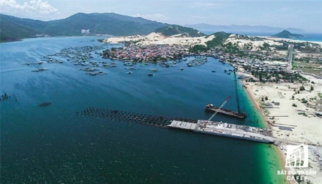 Khu vực dự án có Cảng Quốc tế Vân Phong rất thuận lợi để tiếp nhận các tàu chở khí lớn (Ảnh: ST) 