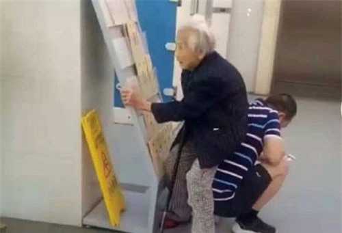 Clip: Con trai dùng thân mình làm ghế cho mẹ già ngồi nghỉ ngơi khiến dân mạng thán phục