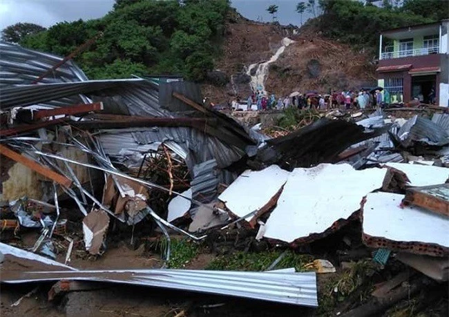 “Bom nước” từ dự án đỗ xuống dẫn đến cái chết thương tâm của 4 người trong gia đình thầy giáo và làm sập 10 căn nhà tại phường Vĩnh Hòa (Ảnh: VH)