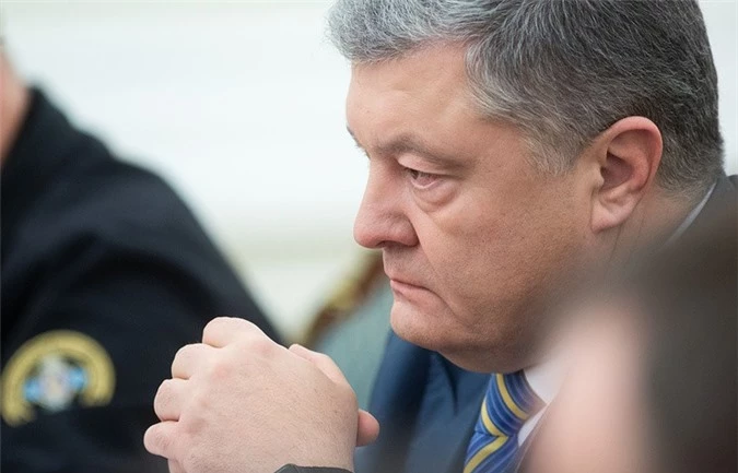 Tổng thống Ukraine Poroshenk ký sắc lệnh áp dụng tình trạng chiến tranh sau vụ đụng độ với Nga ở Biển Đen.