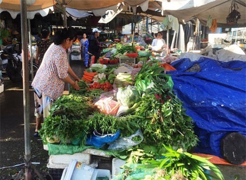 Sau bão, giá rau ở chợ “đội thêm” 5.000 đồng/kg, giá siêu thị không tăng