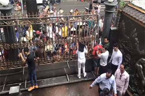  'Tổ rồng' 100 tỷ của ông hoàng nhạc sến bị người dân vây kín sau cơn bão