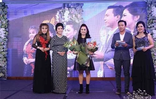 Ban tổ chức tặng hoa chúc mừng bà Nguyễn Phương Hằng