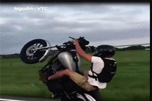 Clip: Bốc đầu xe môtô góc 90 độ, thanh niên nhận cái kết 'đắng'