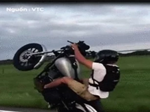 Clip: Bốc đầu xe môtô góc 90 độ, thanh niên nhận cái kết 'đắng'