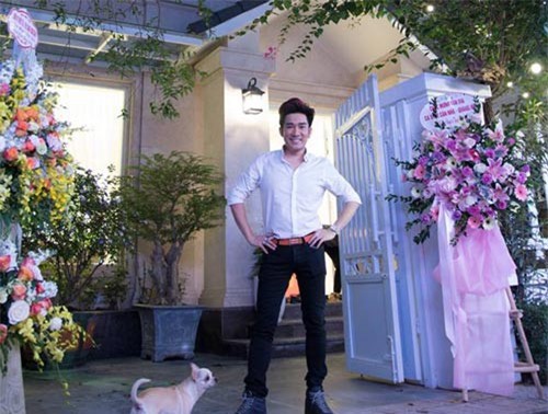 Nam ca sỹ "sưu tầm sổ đỏ", mở tiệc tân gia hàng trăm khách mời tại biệt thự 20 tỷ