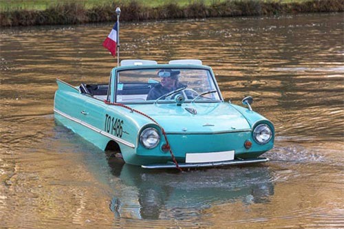 Xe lội nước Amphicar giá chỉ 237 triệu đồng cho mùa lũ