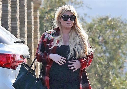 Jessica Simpson mệt mỏi hơn khi mang thai lần ba