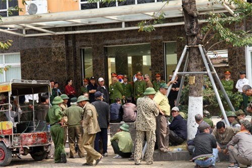 Người hâm mộ quây kín trụ sở VFF vì không thể mua vé trận VN-Philippines