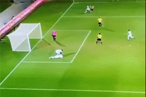 Clip: Cầu thủ ghi bàn khi đang đỡ đồng độ bị thương