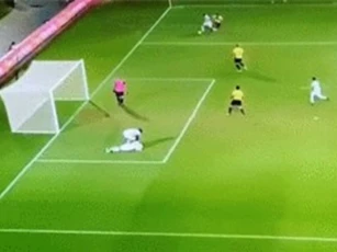 Clip: Cầu thủ ghi bàn khi đang đỡ đồng độ bị thương