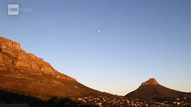 Ngọn núi Bàn nổi tiếng được xem như biểu tượng của Cape Town.