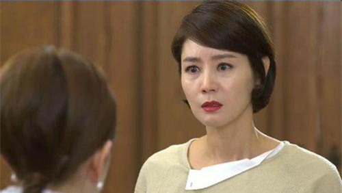 Mẹ chồng bỗng dưng dẫn người yêu cũ của con trai về nhà rồi tuyên bố một câu khiến nàng dâu chết sững