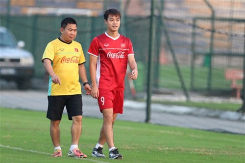 Clip: Văn Toàn ở nhà dưỡng thương, không cùng ĐT Việt Nam sang Philippines