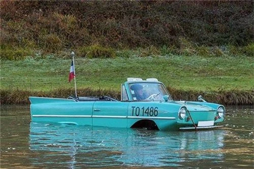 Xe lội nước Amphicar giá chỉ 237 triệu đồng cho mùa lũ. Chiếc xe Amphicar 770 có thể lội nước được xây dựng trên nền tảng của mẫu Volkswagen Schwimmwagen. Nó được thiết kế bởi Hans Trippel, kỹ sư tham gia vào dự án của mẫu Mercedes-Benz 300SL và cả Schwimmwagen. (CHI TIẾT)